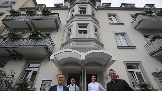 Anton Schick jun. (rechts), Bauunternehmer und 2. B&uuml;rgermeister von Bad Kissingen, hat Hotel und Restaurant Laudensack gekauft. Unser Bild zeigt ihn mit (von links) Hermann Laudensack, Restaurantleiter Thomas H&uuml;ttl und K&uuml;chenchef Frederik Desch.  Foto: Siegfried Farkas
