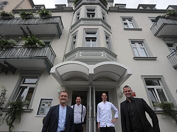 Anton Schick jun. (rechts), Bauunternehmer und 2. Bürgermeister von Bad Kissingen, hat Hotel und Restaurant Laudensack gekauft. Unser Bild zeigt ihn mit (von links) Hermann Laudensack, Restaurantleiter Thomas Hüttl und Küchenchef Frederik Desch.  Foto: Siegfried Farkas
