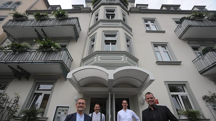 Anton Schick jun. (rechts), Bauunternehmer und 2. Bürgermeister von Bad Kissingen, hat Hotel und Restaurant Laudensack gekauft. Unser Bild zeigt ihn mit (von links) Hermann Laudensack, Restaurantleiter Thomas Hüttl und Küchenchef Frederik Desch.  Foto: Siegfried Farkas