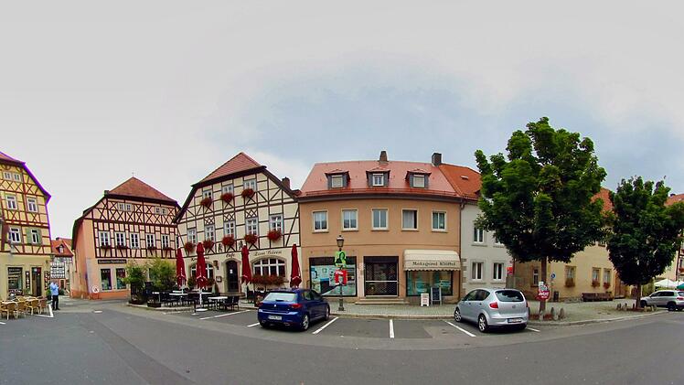 Bildtext Eine Belebung kann auch die Innenstadt von Münnerstadt vortragen. Sogar am  Marktplatz gibt es Leerstände, aber gleichzeitig hat hier die neue Eisdiele  für mehr Betrieb und Leben gesorgt. Foto: Dieter Britz