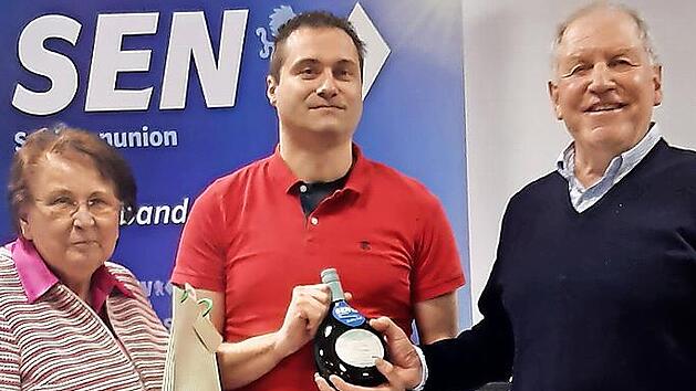 Der Vorsitzende der CSU-Seniorenunion, Manfred Manger, bedankt sich mit einem Gastgeschenk bei der Seminarleiterin der Hanns Seidel Stiftung, Rosi Hufnagel, und dem Referenten Ronald Kaiser.