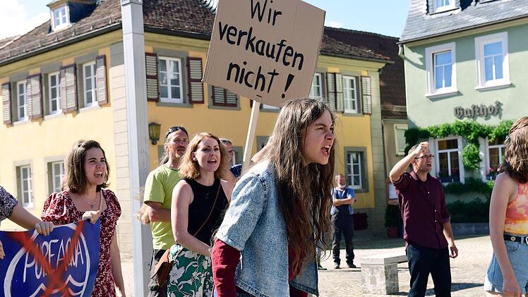 Streit in der Familie: Bürgermeistertochter Ava Sommer (Hannah Schiller) führt die Protestbewegung gegen das Geschäft mit dem PureAqua-Konzern an.