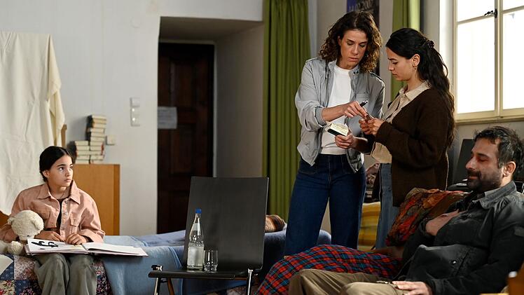 Lisa Kirchberger (Anne Sch&auml;fer, zweite von links) hilft Miryam (Livia Dorn, links), Ch&auml;ss&auml;le (Eman Dwagy) und Shamun Aboud (Samer Maku).