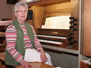 Schon unzählige Stunden hat Berta Hüttner an der Stadelschwarzacher Kirchenorgel verbracht.   Foto: Dominik Berthel