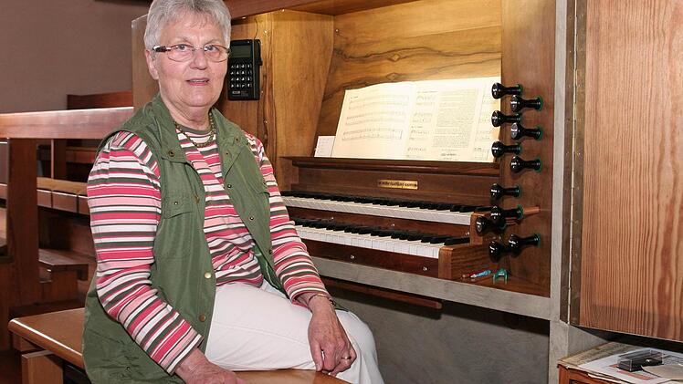Schon unzählige Stunden hat Berta Hüttner an der Stadelschwarzacher Kirchenorgel verbracht.   Foto: Dominik Berthel
