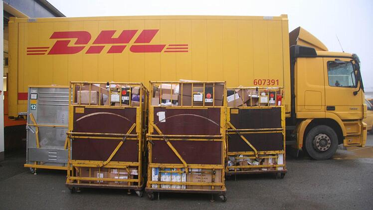 Im Stundentakt kommen die großen gelben Laster vom Paketzentrum aus Neumarkt - und bringen immer neue Päckchen. Die meisten tragen die Aufschrift Amazon oder Zalando, aber einige Pakete sind auch hübsch verpackt.