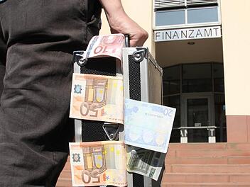 Wer sich mit einer Selbstanzeige ans Finanzamt Bad Kissingen wendet, wird an die zuständige Bußgeld- und Strafsachenstelle des Finanzamtes Würzburg weitervermittelt. In besonders gravierenden Fällen oder bei Formfehlern übernimmt die Staatsanwaltschaft die Ermittlungen. Fotos: Ralf Ruppert