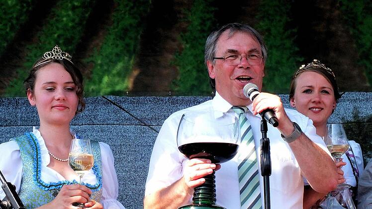 Das hat auch im 26. Jahr Tradition: Bürgermeister Bernhard Ruß eröffnet mit einem guten Schluck aus dem Glas das Weinfest.