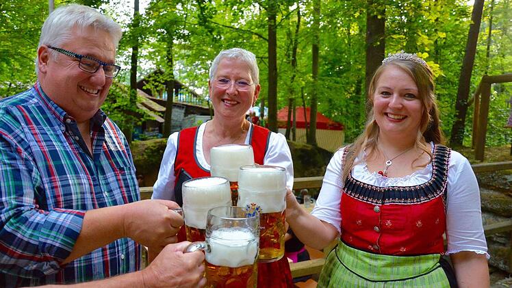Walther Metzner, Rose Stark und Marina I. stoßen auf den gelungenen Kirschenfestauftakt an. Foto: Wilfried Roppelt
