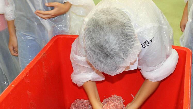 Das fertige Mett musste nochmals durchgeknetet werden. Foto: Janina Reuter