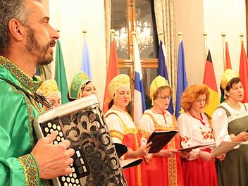Traditionelle Trachten und russischer Gesang gehören zu den Interkulturellen Wochen.  Foto: Carmen Schmitt/Archiv