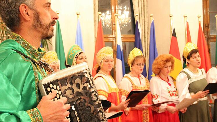 Traditionelle Trachten und russischer Gesang gehören zu den Interkulturellen Wochen.  Foto: Carmen Schmitt/Archiv