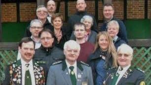 Die neue Spitze der Eberner Schützen: 1. Reihe (jeweils von links): Zweiter Schützenmeister Helmut Stubenrauch, Gauschützenmeister Norbert Mahr, Erster Schützenmeister Joseph Borschert, 2. Reihe: Dritter Schützenmeister Alex Braunreuther,Beisitzer Lukas Schor, Schriftführerin Heike Iffland,3.Reihe : Kassier Stephen Elflein, Beisitzer Nadja Schneider und Heidi Borschert, Kassenprüfer Gisela Treiber,4.Reihe: Beisitzer Roland Langguth, Kassenprüfer Stefan Eckstein,5.Reihe: Beisitzer Jürgen Klopf...