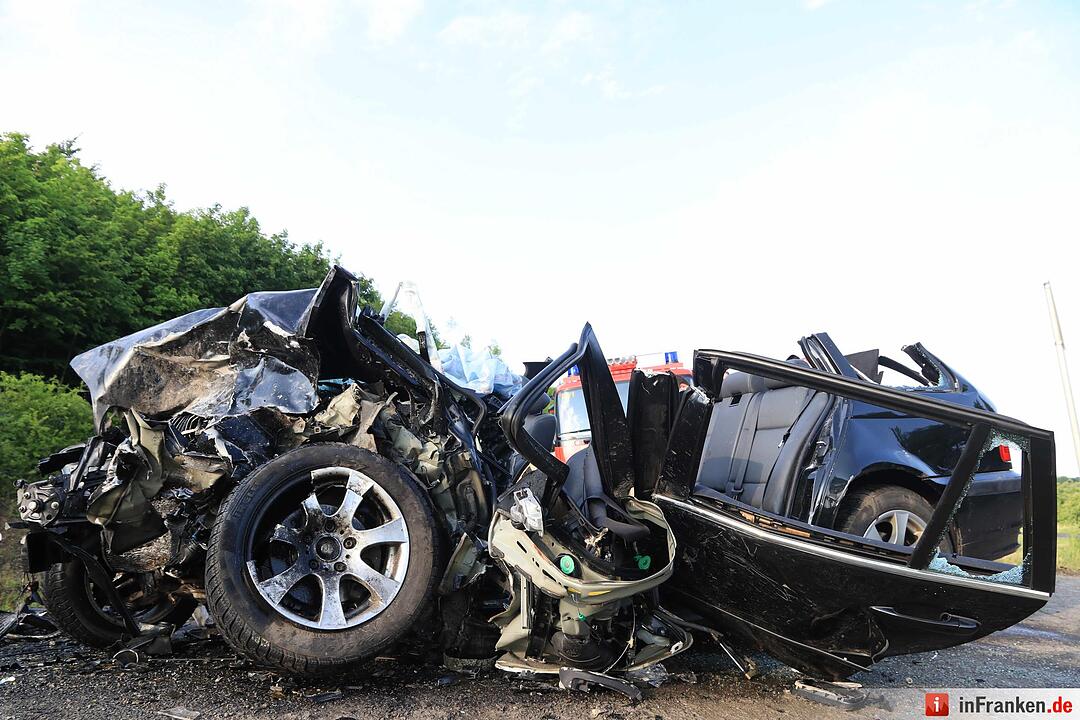 Großeibstadt: Tödlicher Unfall - Autos kollidieren frontal