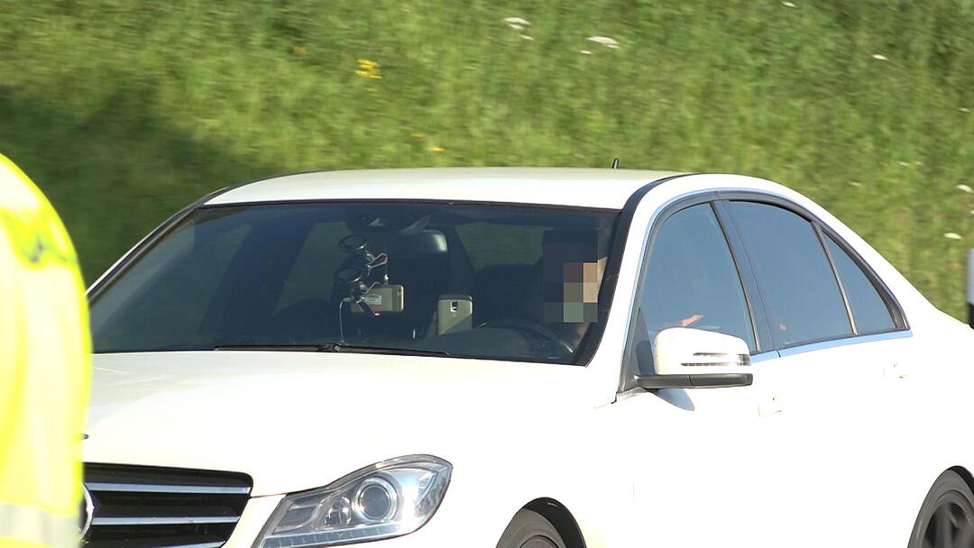 Polizei sieht rot: Bereits mehr als 20 Gaffer herausgezogen - Wohnmobilfahrer kollidiert beim Überholen mit Lastwagen