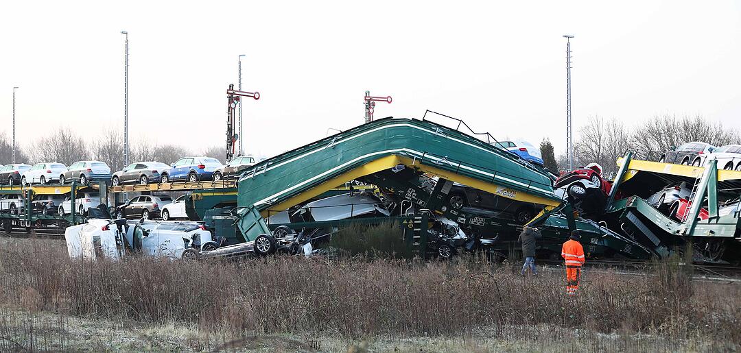 Güterzüge krachen ineinander: Waggons entgleisen