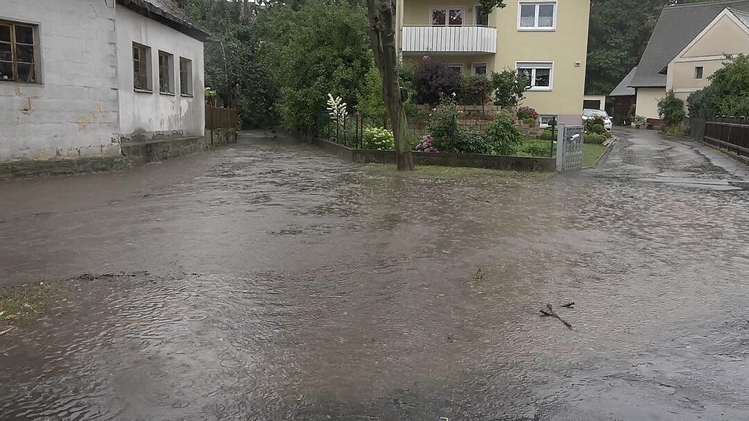 Autos versinken in Wassermassen in Heroldsbach