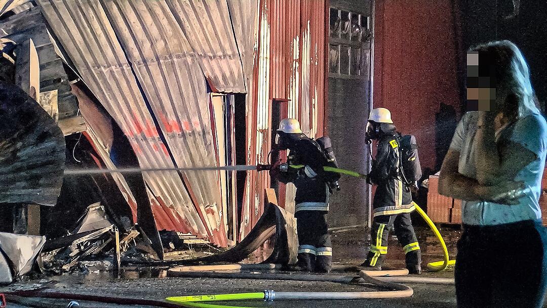 Fahrzeughalle im Kreis Kitzingen komplett ausgebrannt