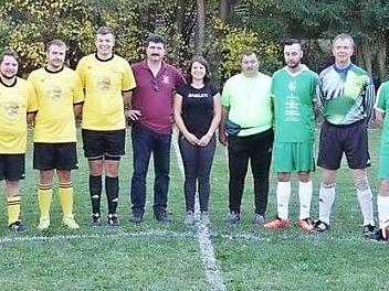 Beim Fußballspiel zur Kirchweih in Hohnhausen blieb die gastgebende Landjugend Hohnhausen (rechts, in ihren neuen Trikots) erstmals torlos. Links das Team vom Skiclub Chain-Gang Ibind, das 7:0 gewann; in der Mitte die Vorsitzenden Julia Clement und Uwe Rädlein. Foto: Katja Müller