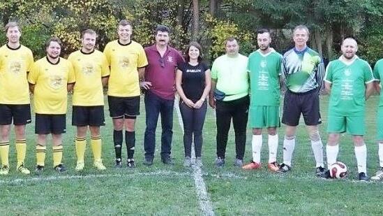Beim Fußballspiel zur Kirchweih in Hohnhausen blieb die gastgebende Landjugend Hohnhausen (rechts, in ihren neuen Trikots) erstmals torlos. Links das Team vom Skiclub Chain-Gang Ibind, das 7:0 gewann; in der Mitte die Vorsitzenden Julia Clement und Uwe Rädlein. Foto: Katja Müller