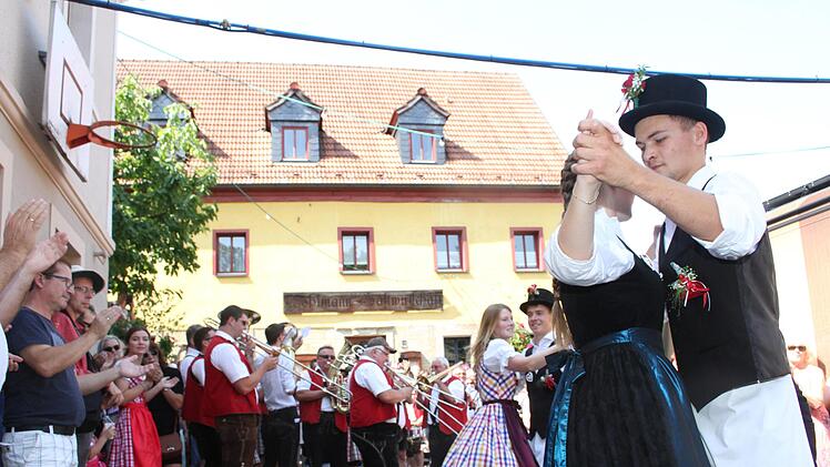 Die Tradition wird in Thurnau gepflegt. Unser Bild zeigt den Tanz der Platzpaare bei der Limmersdorfer Kirchweih. Foto: Archiv/Sonny Adam