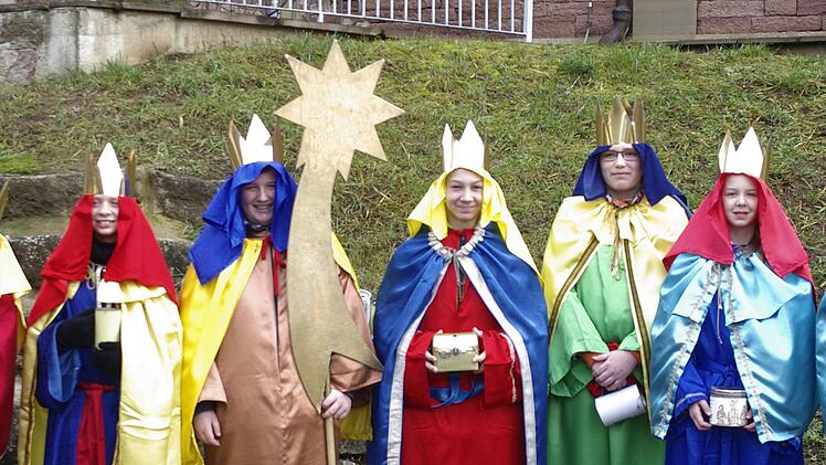 Sieben Ministranten zogen am Dreikönigstag durch den Ort.