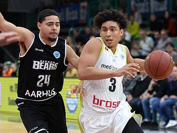 Gegen Andrew Hilliard (links) und die Bakken Bears liefen James Robinson (am Ball) und Medi Bayreuth heiß. Gegen Oldenburg soll der Schwung in die Bundesliga mitgenommen werden.  Foto: Peter Mularczyk