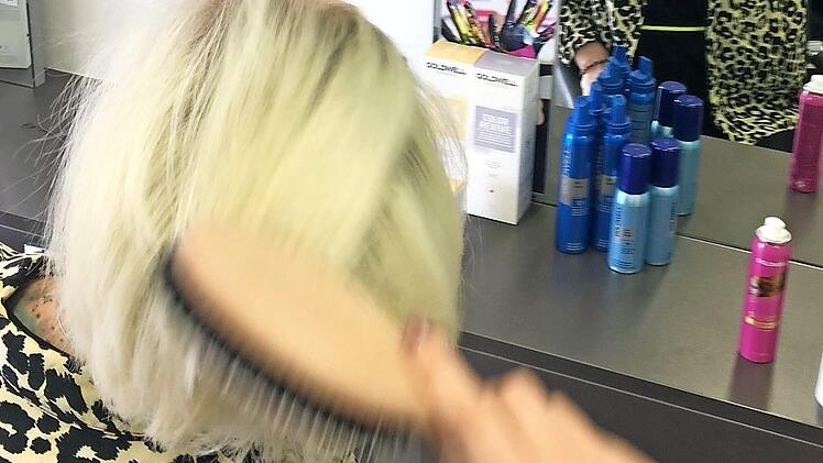 Nun die Haare zurückwerfen und  mit einer Pferdehaarbürste vorsichtig nach hinten kämmen. Ein bisschen Sprühgold drauf und mit den Händen leicht nachfahren.
