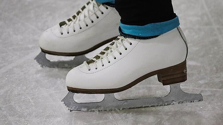 Schlittschuhlaufen ist eine beliebte Winteraktivität