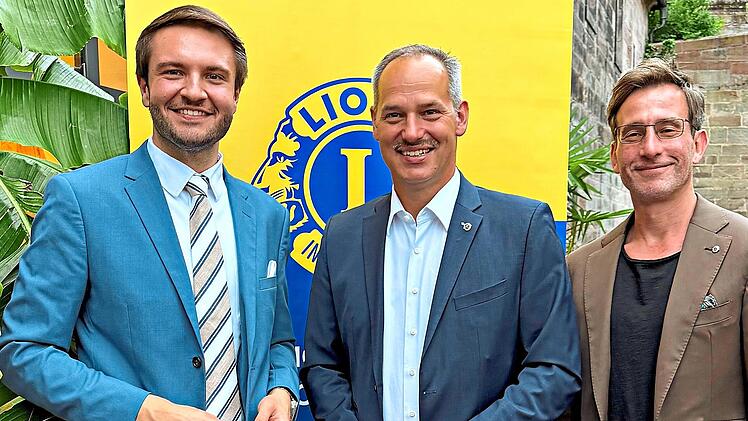 Landrat Jonas Gleich mit dem neuen Lions-Pr&auml;sidenten Michael Schmidt und dessen Vorg&auml;nger Stephan M&uuml;ller (von links).Lions-Club