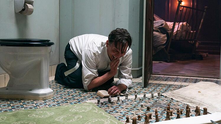 Bartok (Oliver Masucci) wird von den Faschisten gefangen gehalten und versucht seine Zeit mit Schach zu vertreiben.