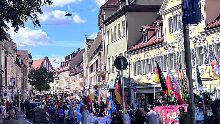 Gro&szlig;demonstrationen in Bamberg: Rechter Aufzug trifft auf Gegenprotest