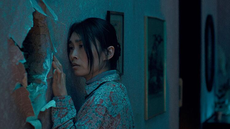 Yang (Linda Chang) trauert, denn hinter dieser Wand soll ihre j&uuml;ngere Tochter Isabel verschwunden sein.