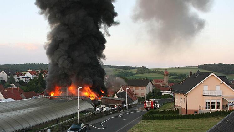 Dienstagabend kurz nach 21 Uhr: Die Flammen schlagen aus der Gärtnerei Gickelhorn in Reiterswiesen. Foto: Oliver Albert