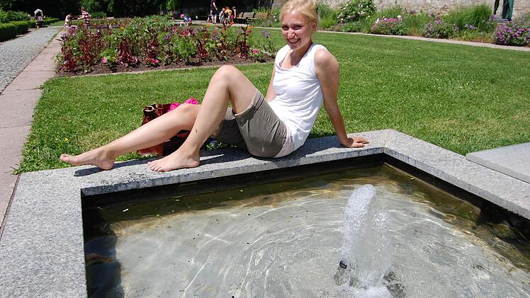 Vera Hölzl genießt ihre Mittagspause im Kleinen Rosengarten