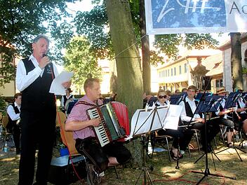 Im romantischen Ambiente des Schlosshofes musizierten die Adelsdorfer Musikanten.  Fotos: Johanna Blum