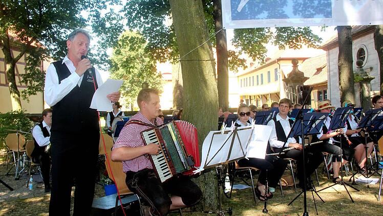 Im romantischen Ambiente des Schlosshofes musizierten die Adelsdorfer Musikanten.  Fotos: Johanna Blum