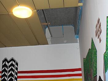 Von den drei Deckenelementen, die hier in der Aula des Höchstadter Gymnasiums fehlen, war das mittlere plötzlich heruntergefallen. Rechts die provisorische Wand zur dahinter liegenden Baustelle. Foto: Andreas Dorsch