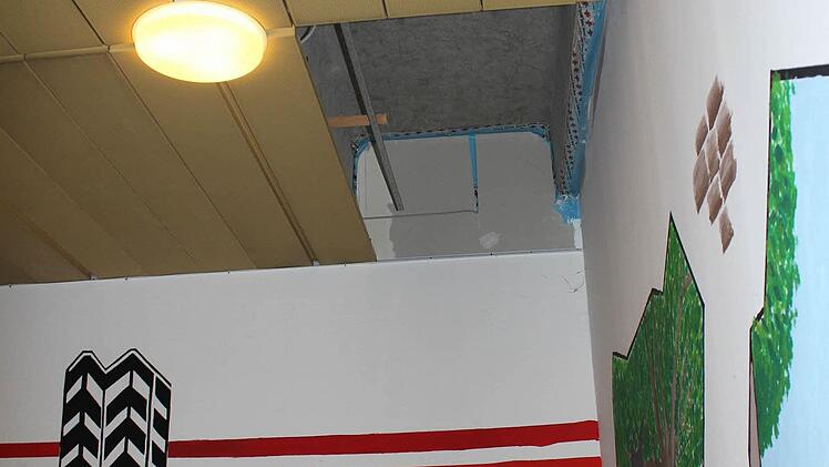 Von den drei Deckenelementen, die hier in der Aula des Höchstadter Gymnasiums fehlen, war das mittlere plötzlich heruntergefallen. Rechts die provisorische Wand zur dahinter liegenden Baustelle. Foto: Andreas Dorsch