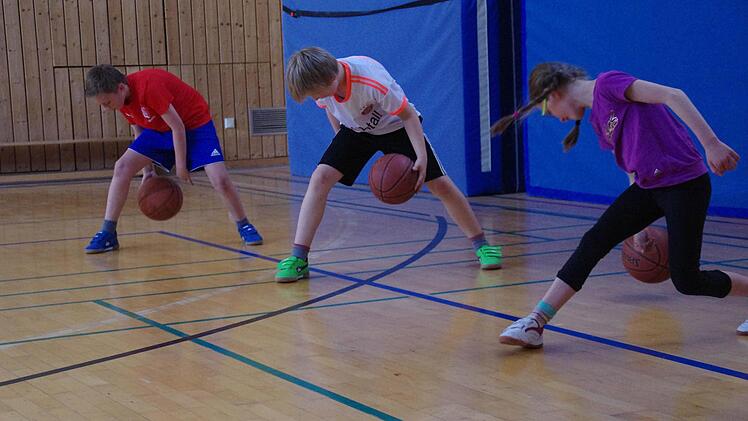 In der Halle der Turnerschaft spielten die Schüler der vierten Klassen Basketball. Foto: Marco Meißner