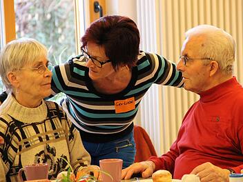 Gerlinde Kauner im Gespräch mit Dora und Fritz Schreiber. Foto: Katharina Müller-Sanke