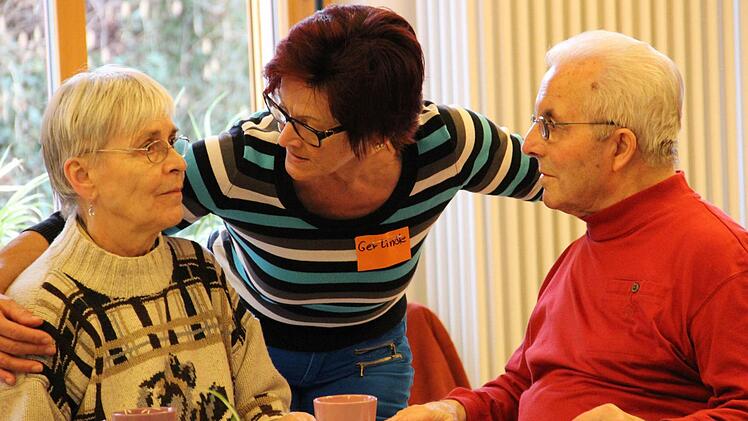 Gerlinde Kauner im Gespräch mit Dora und Fritz Schreiber. Foto: Katharina Müller-Sanke