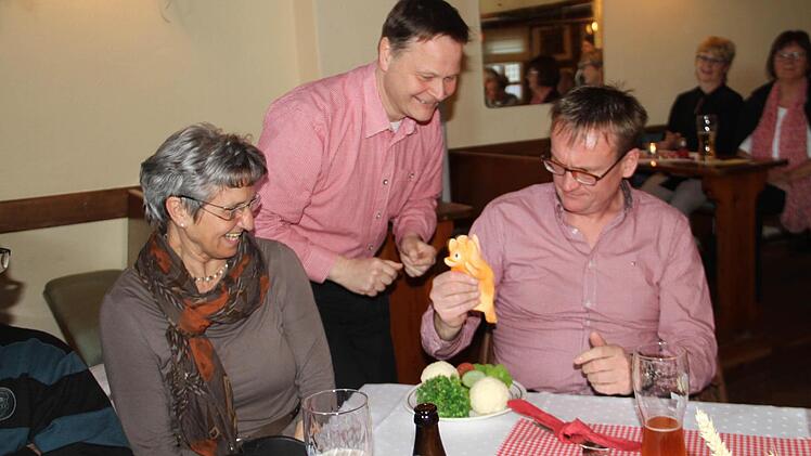 Bei nicht korrekter fränkischer Aussprache soll sich Bernd Donath (r.) mit einem Quietsche-Schweinchen Gehör verschaffen. Foto: Gerda Völk