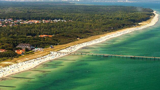 Wei&szlig;er Strand, gr&uuml;ne W&auml;lder und die blau-gr&uuml;ne Ostsee machen Graal-M&uuml;ritz zu einem Ferienparadies. Foto: djd/www.graal-m&uuml;ritz.de
