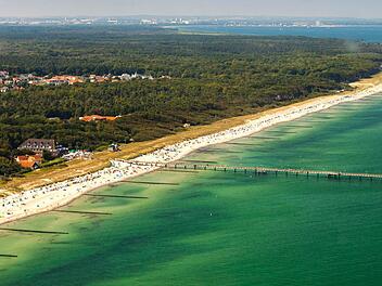 Weißer Strand, grüne Wälder und die blau-grüne Ostsee machen Graal-Müritz zu einem Ferienparadies. Foto: djd/www.graal-müritz.de
