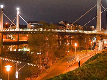 Auch ohne funktionierendes Geländeraußenlicht ein schillerndes Gebilde: Löwenbrücke in der Nacht auf Donnerstag.  Foto: Ronald Rinklef