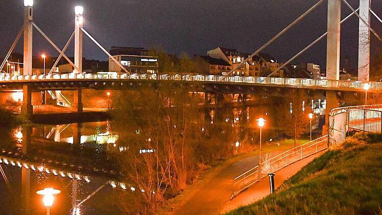 Auch ohne funktionierendes Geländeraußenlicht ein schillerndes Gebilde: Löwenbrücke in der Nacht auf Donnerstag.  Foto: Ronald Rinklef