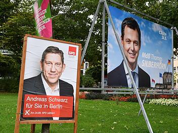 In der Gartenstadt findet man sie einträchtig nebeneinanander: die Direktkandidaten von SPD und CSU.  Ronald Rinklef