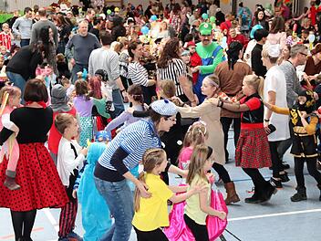 Endlos lang war die Schlange bei der Polonaise in der Aischgrundhalle.Johanna Blum