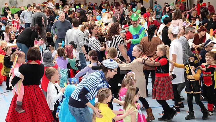 Endlos lang war die Schlange bei der Polonaise in der Aischgrundhalle.Johanna Blum